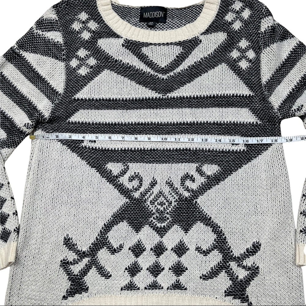 Maddison Tribal Shapes Off White and Gray Sweater Size Small - Picture 5 of 10